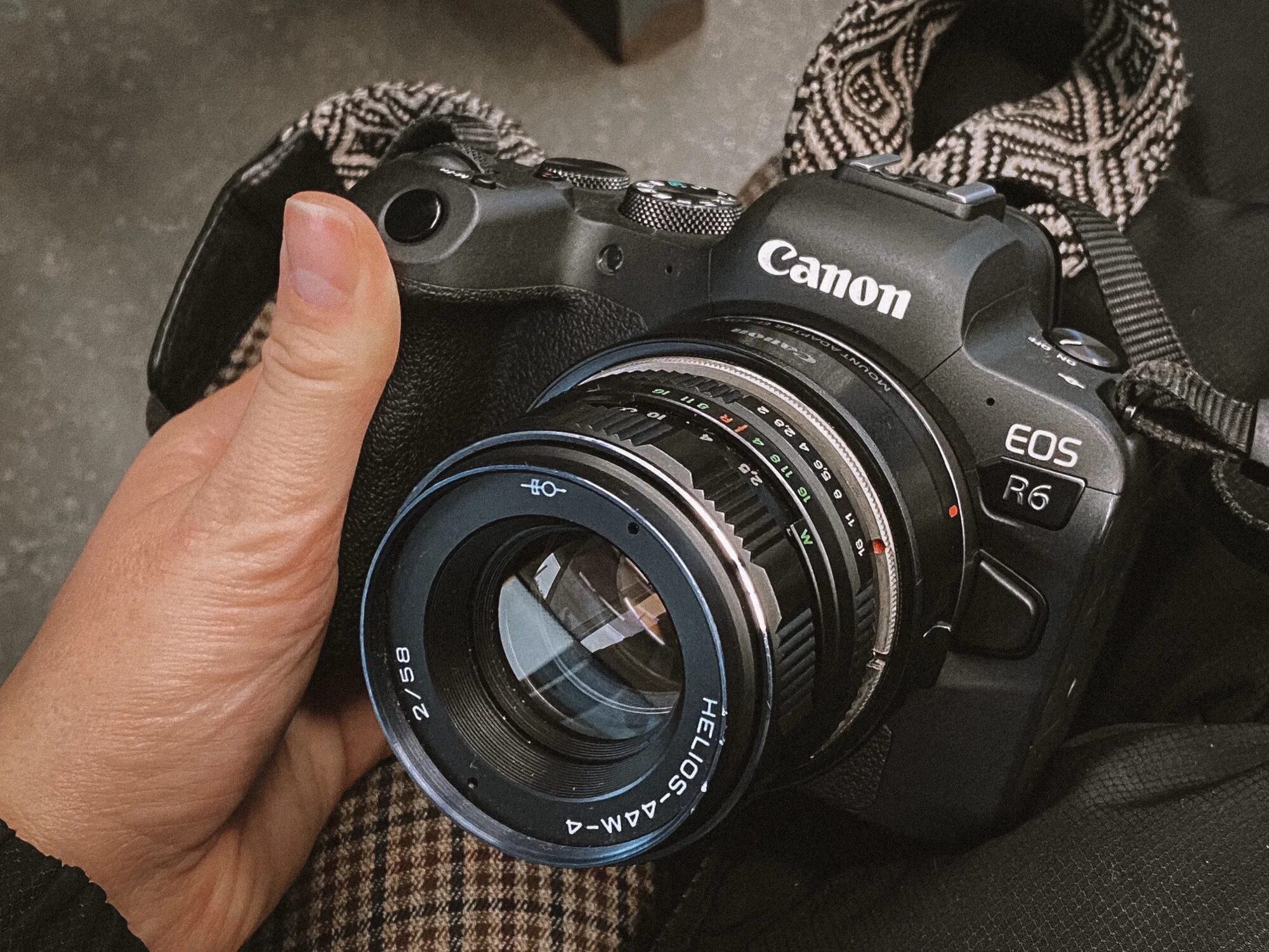 Шторка canon r 5. Canon r6 адаптер. Canon r6 адаптер. Canon eos r5 kit. Canon r6 адаптер.