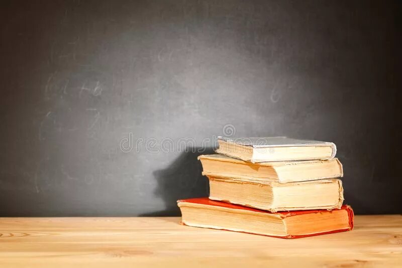 Книга лежит на парте. Учебники валяются. Рисунок на столе лежат учебники. Учебники лежа. Эстетично лежат учебники.