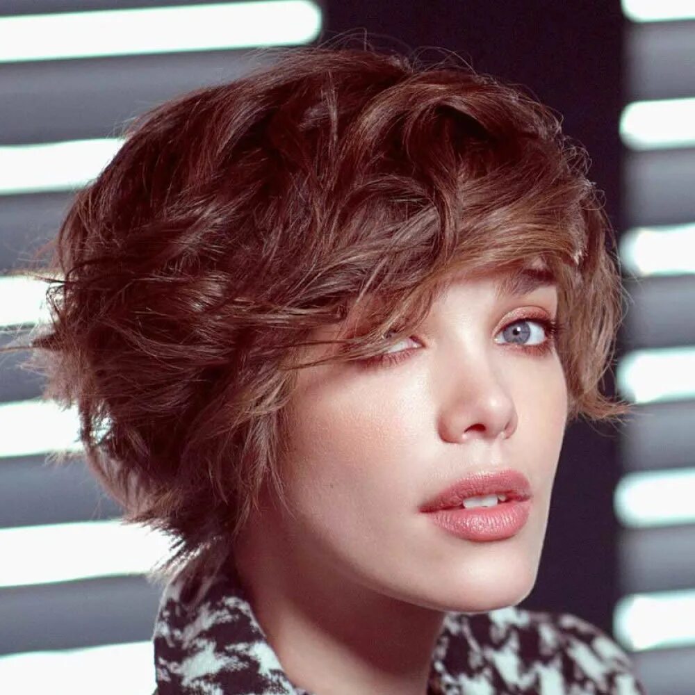 стрижка на средние вьющиеся волосы с челкой. прическа медуза. стрижка медуза на средние. стрижка медуза 2022. стрижки на средние волосы.