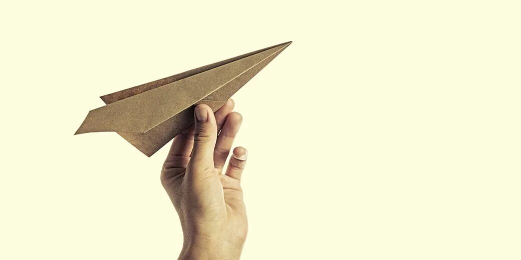 Самолет бумажный теперь уже не важно. Бумажный самолетик. Бумажный самолетик в руке. Запускает бумажный самолетик. Бумажный самолетик Сток.