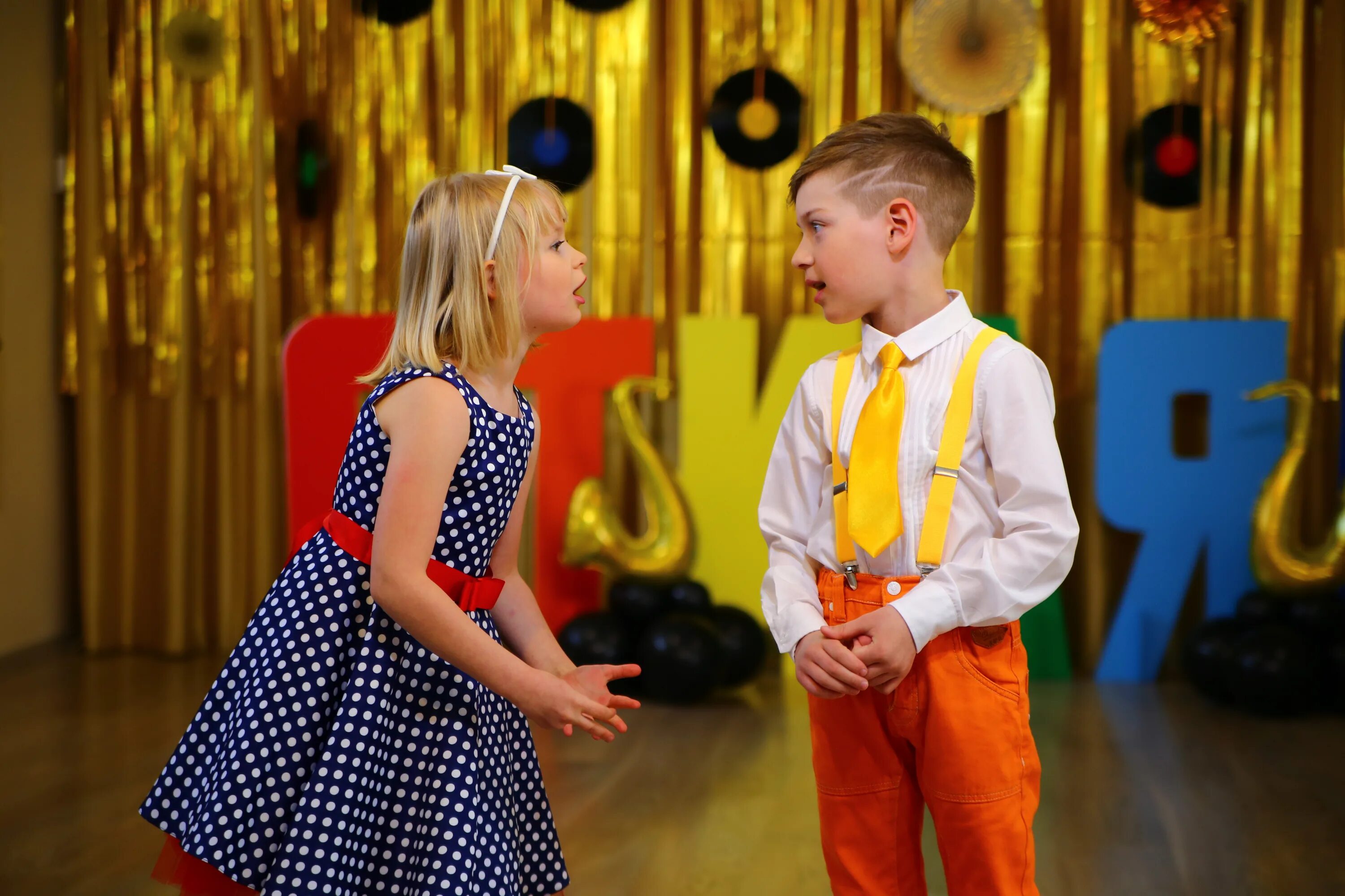 Фото мальчика стиляги. Одежда для мальчика в стиле стиляги. Стиляги одежда для детей мальчиков. Образ стиляги для мальчика. Выпускной в саду в стиле стиляги.