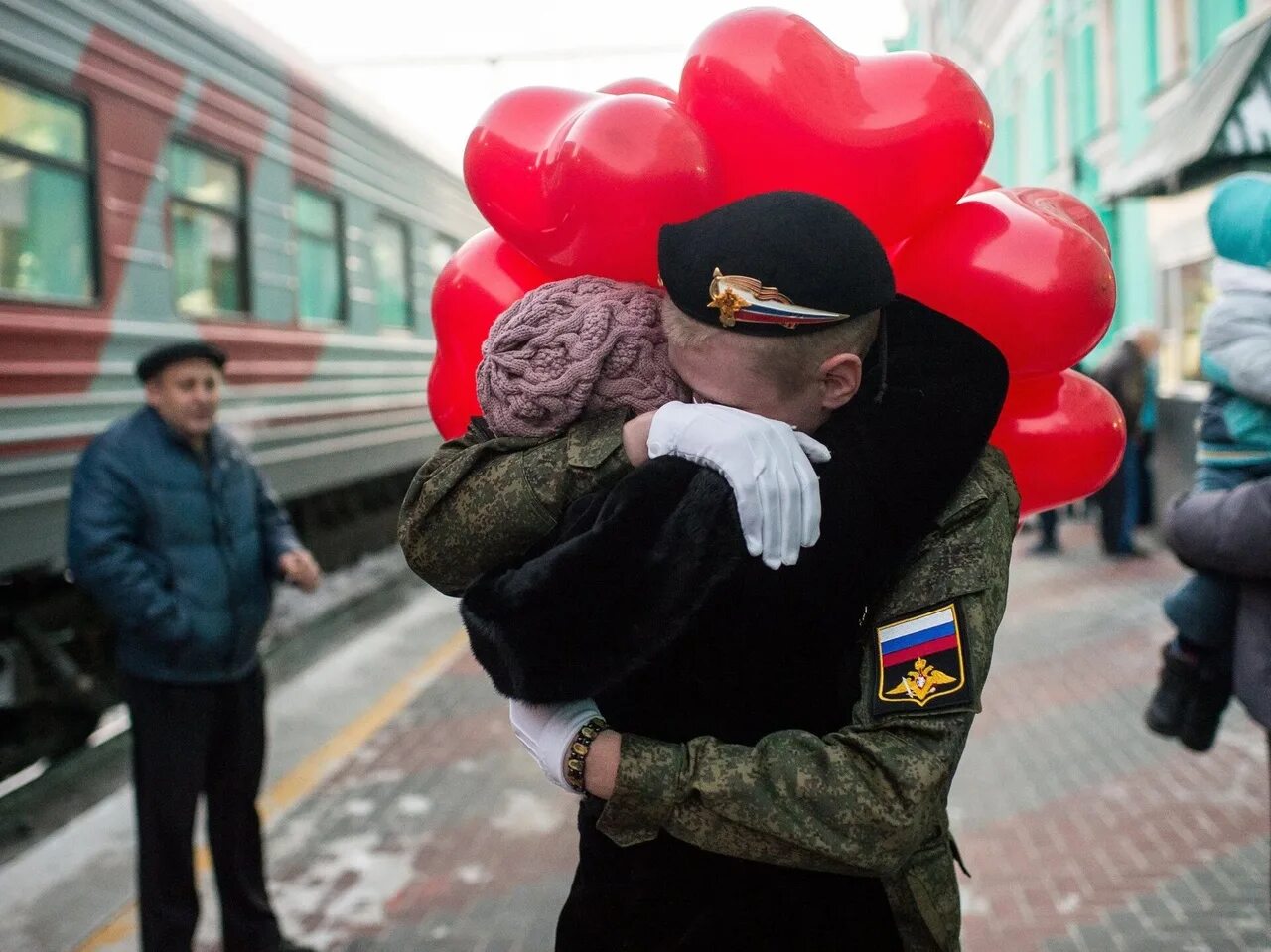 ДМБ встреча с армии на вокзале. Солдаты Возвращение домой ДМБ. Встреча дембеля на вокзале. Встреча солдата. Дмб солдата