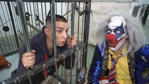 Заперли клоуна а4 в непробиваемом