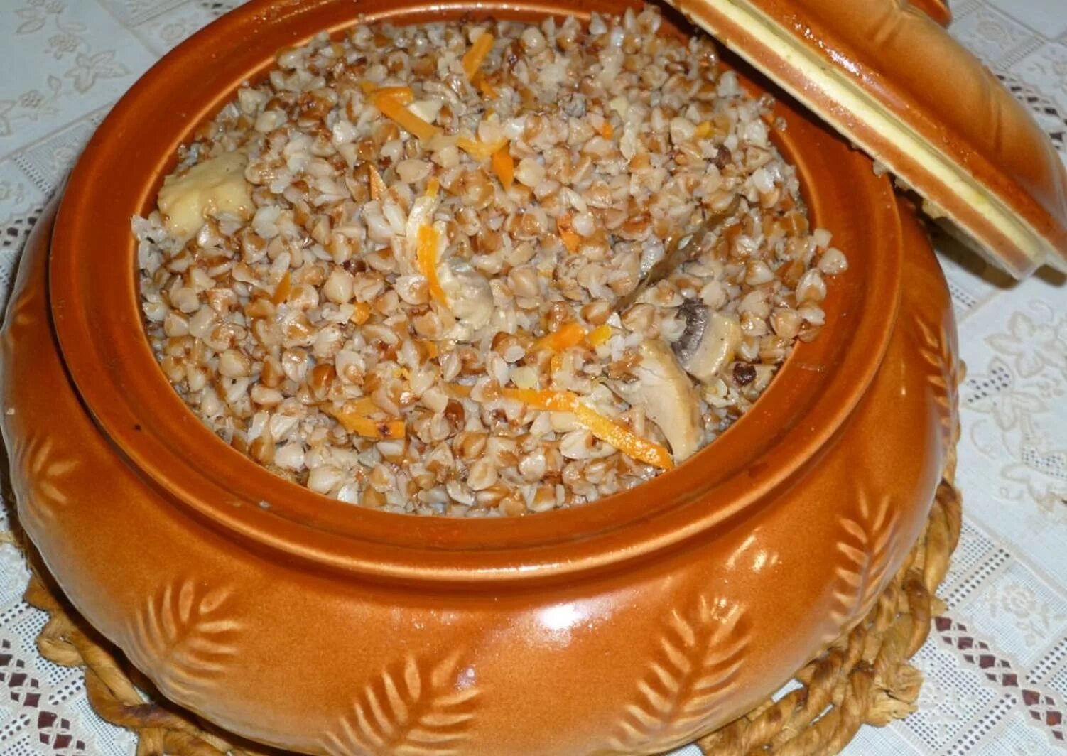 гречка томленая с грибами. рецепт перловки в горшочках. рецепт перловки в горшочках. перловка с говядиной в горшочке в духовке.
