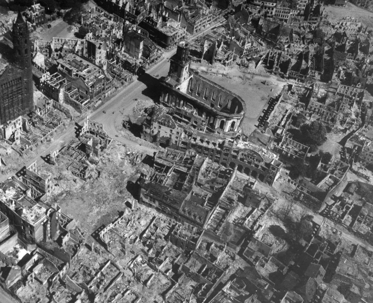 Германия после 1945. Бомбардировка Берлина 1945. Бомбардировка Дрездена. Дрезден бомбардировка 1945. Разрушенный Берлин 1945.