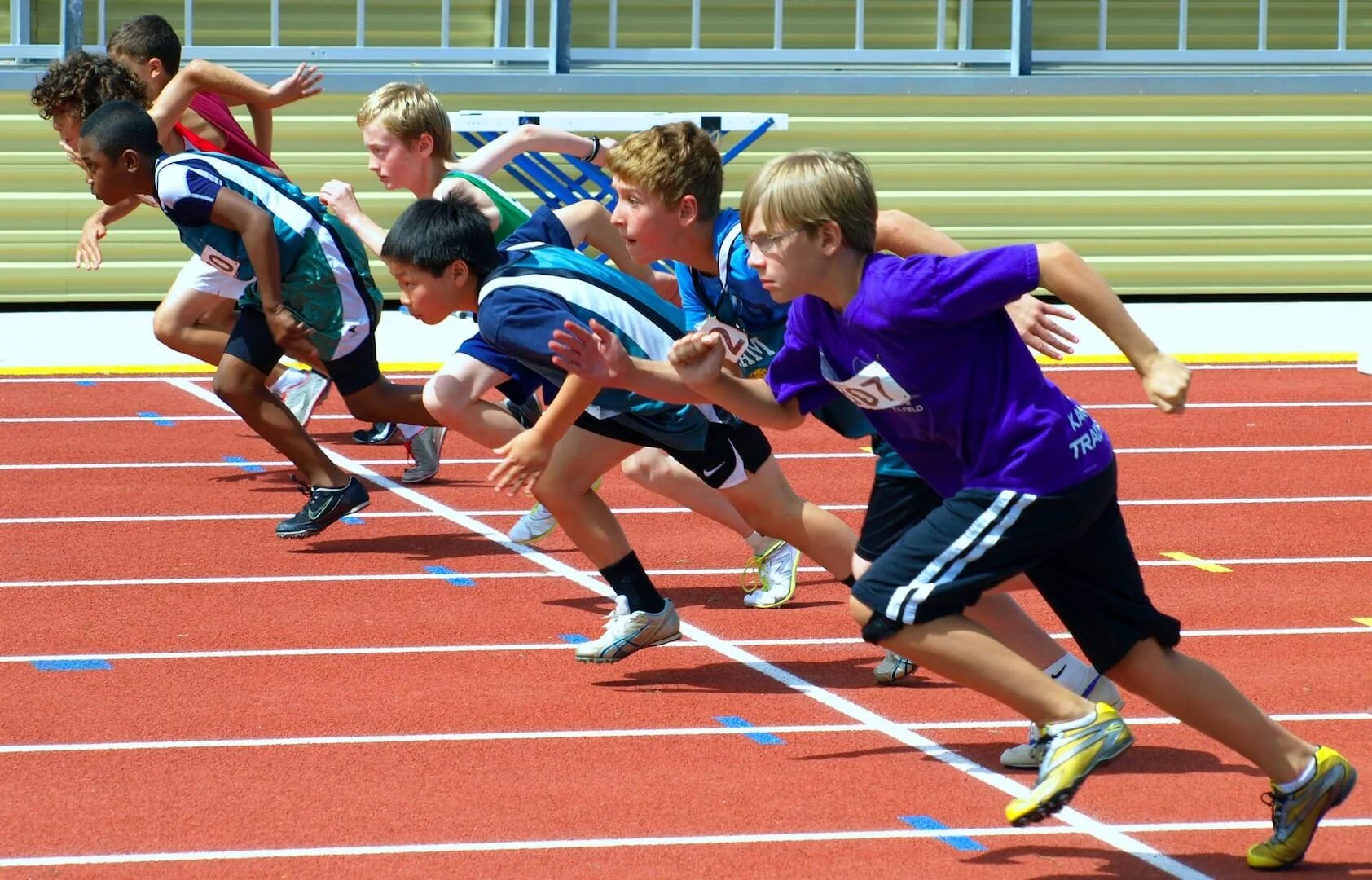 Школьное спортивное состязание. Легкая атлетика дети. Бег школьники. Легкая атлетика бег дети. Спортивные состязания для детей.
