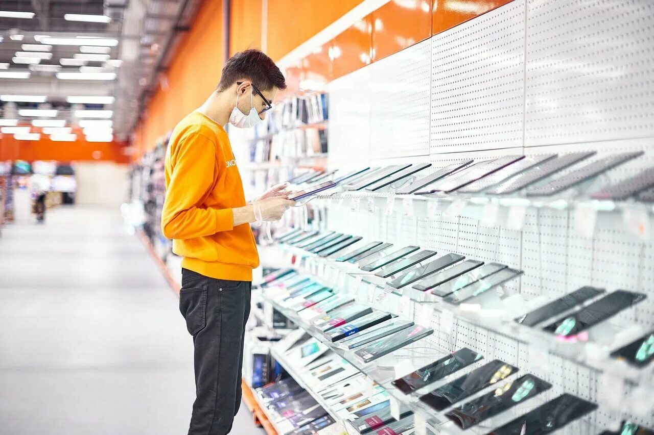 Отзыв магазину техники. ДНС Талица. Продавец в магазине электроники. Продавец консультант в магазин электроники. Покупатели ДНС.