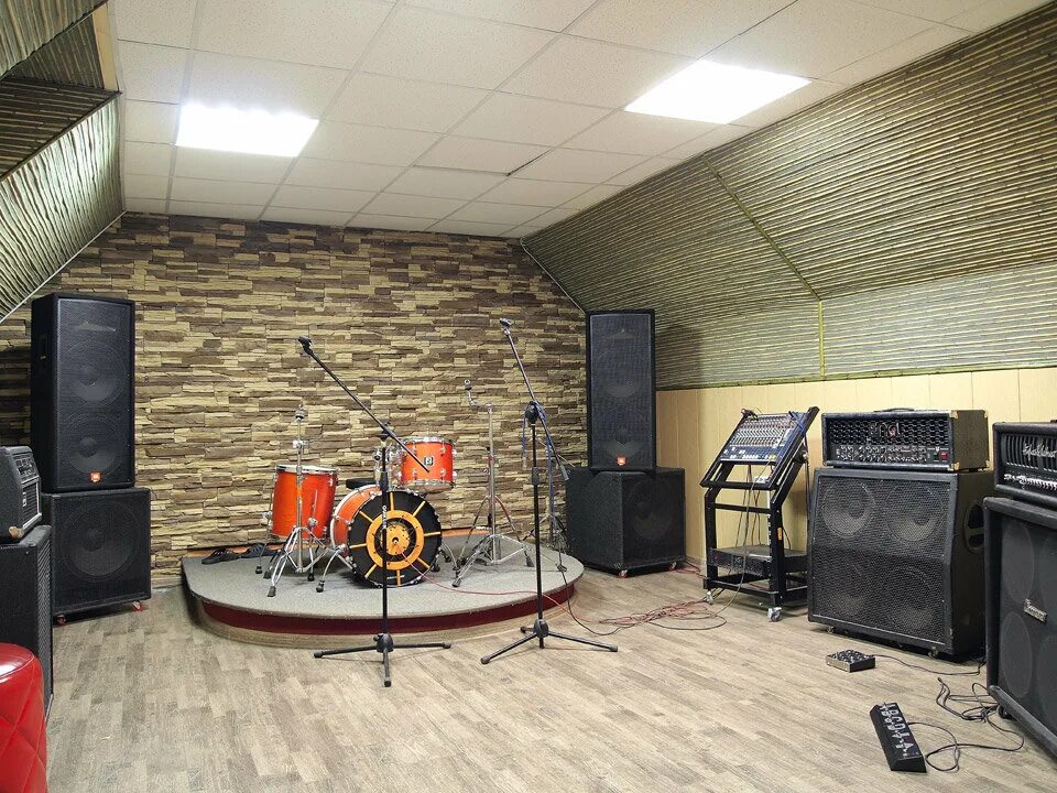 винил красные ворота