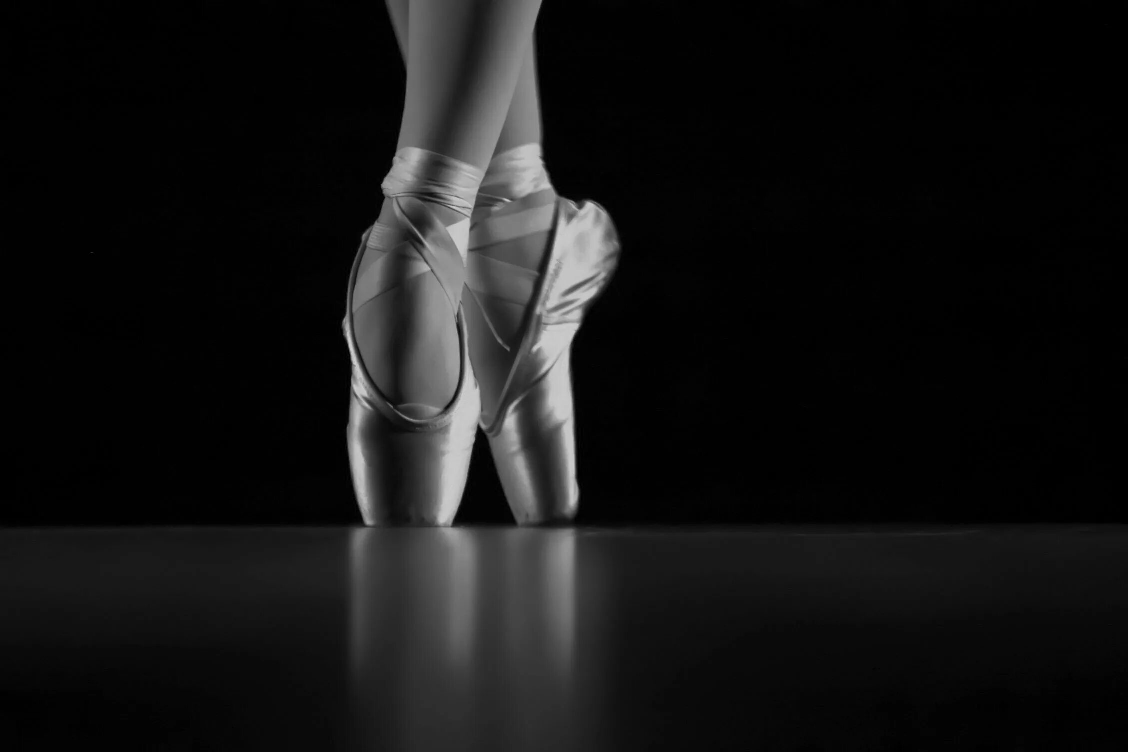 Черное на 3 ногах. Пуанты Жизель. Балетные пуанты. Пуанты для балета. Обои на рабочий стол балерина.