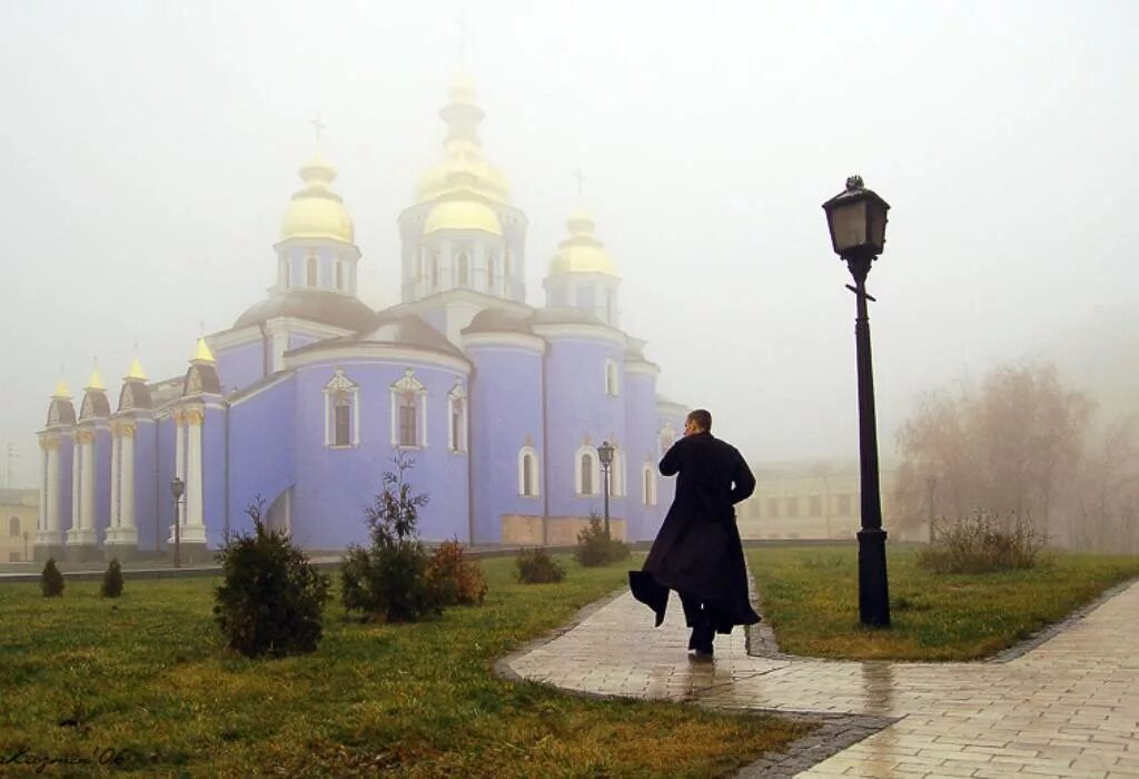 Странники богомольцы Русь Церковь. Возле церкви. Дорога к храму. Православие дорога к храму. К храму вела