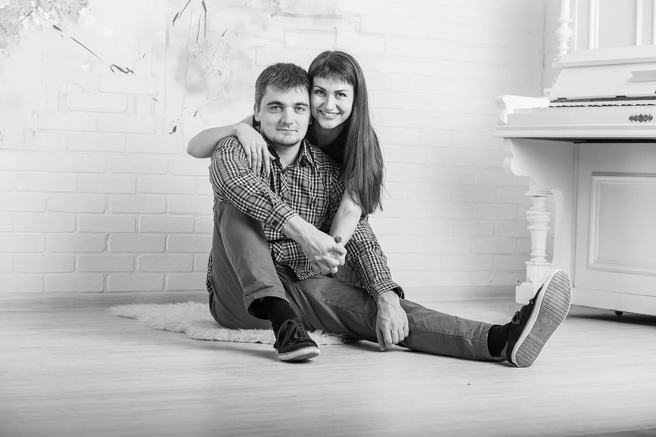 идеи парных фотосессий в студии. позы для парной фотосессии в студии.