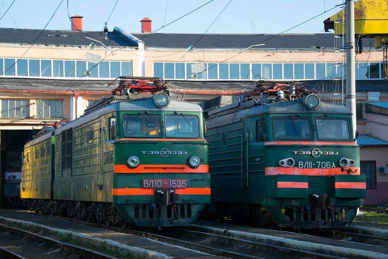 Локомотивное депо электровозы. Локомотивное депо Орел. Электровоз вл10-1535. Кабина вл10-1535. Депо ЖД Орел.