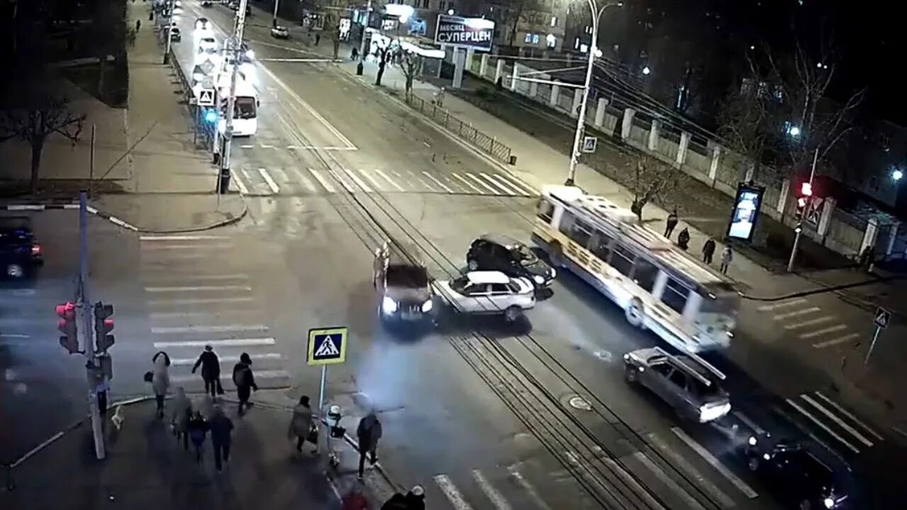 Исход улица. Дтп на перекрестке улиц советской имосквскоц в тамбове. дтп в тамбове сегодня на астраханской. страшные дтп со смертельным исходом.