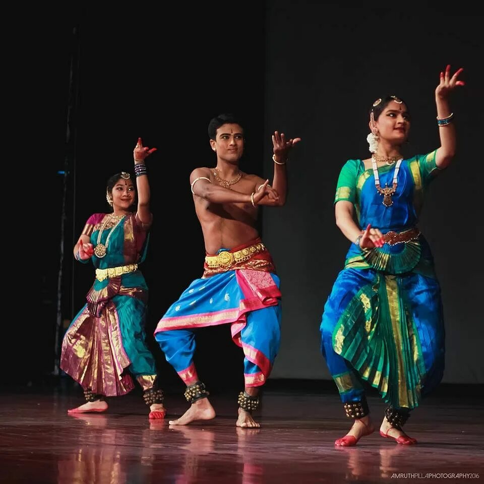 Фольклор Индии танец Бхангра. Индусы танцуют.
