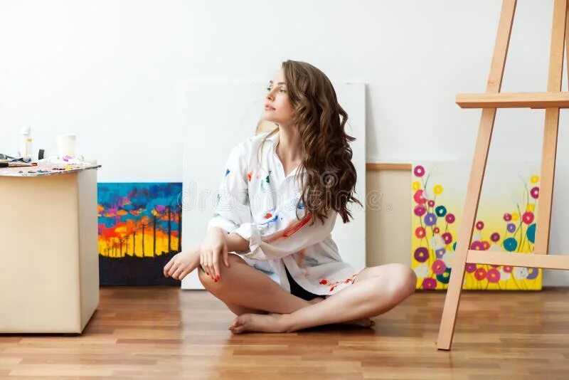 Floor sit on. Floor sit on. Сидит на ногах. Человек сидит на полу. Парень сидит у стены.