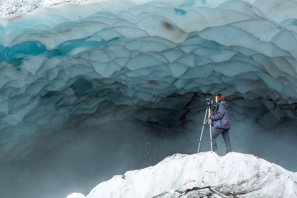 Unique kamchatka. Вулкан Мутновский Ледяная пещера. Ледяная пещера Камчатка. Ледниковая пещера вулкана Мутновский на Камчатке. Снежная пропасть пещера.