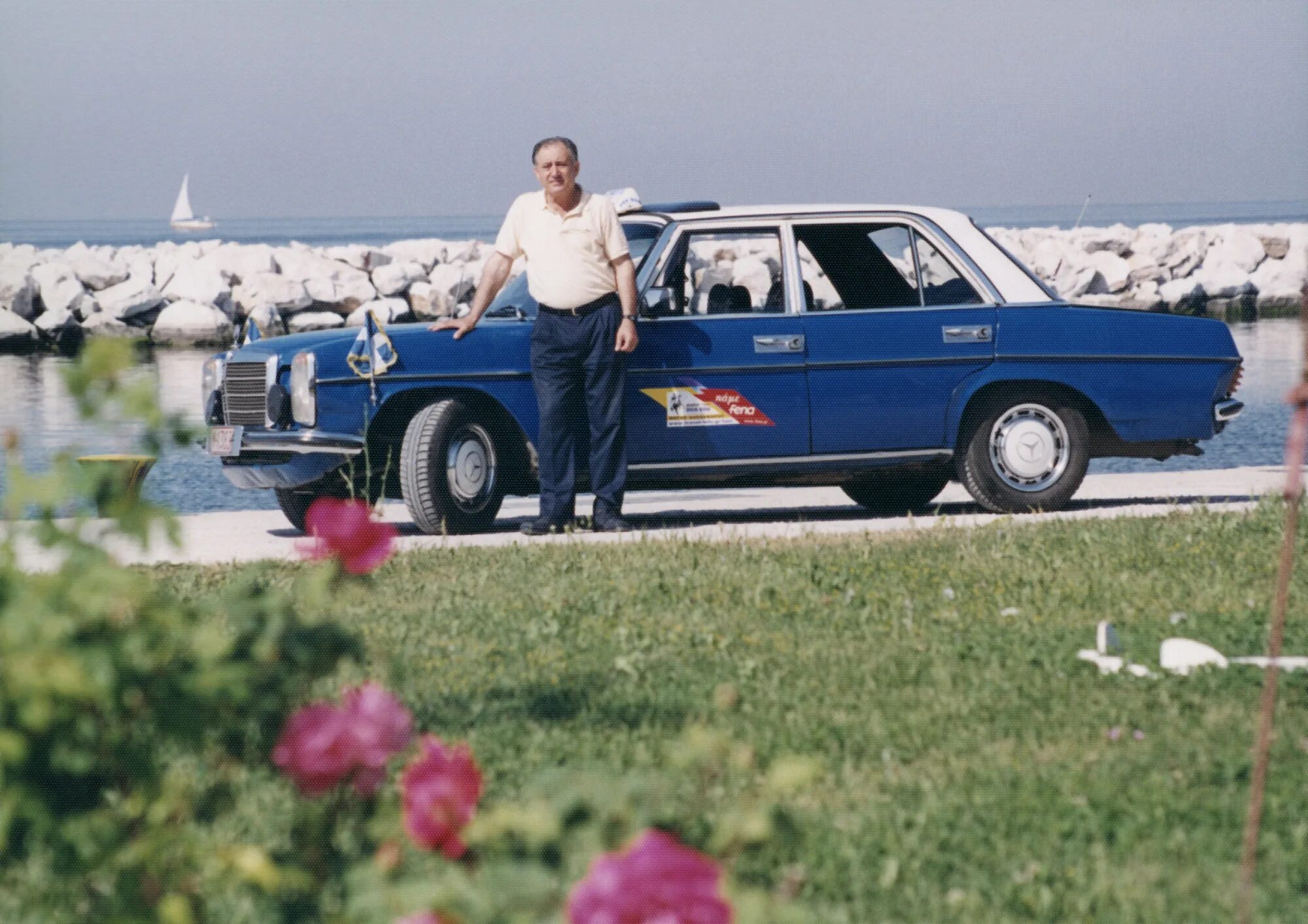 Mercedes Benz w115. Грегориос Сачинидис и Mercedes-Benz 240d. Самый большой пробег. Машина с самым большим пробегом. Машину через 10 минут