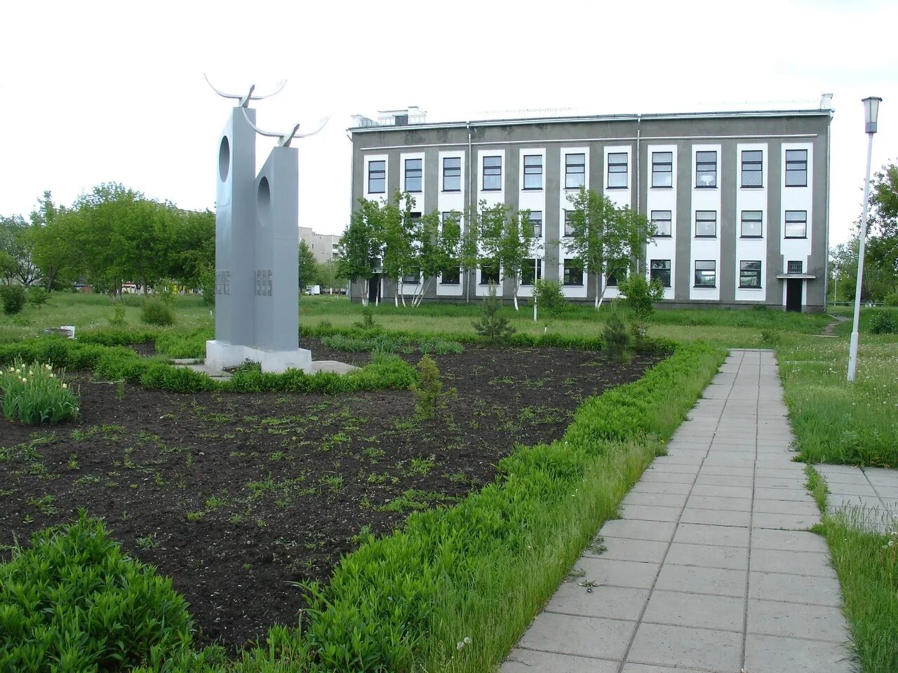 Город Еманжелинск Челябинская область. Городской сквер Еманжелинск. Здание школы искусств Еманжелинск. Челябинская область, Еманжелинский р-н, Еманжелинск,.