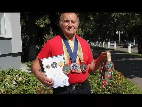 Сильный дед. Дед спортсмен. дедушка чемпион. дед 75 лет.