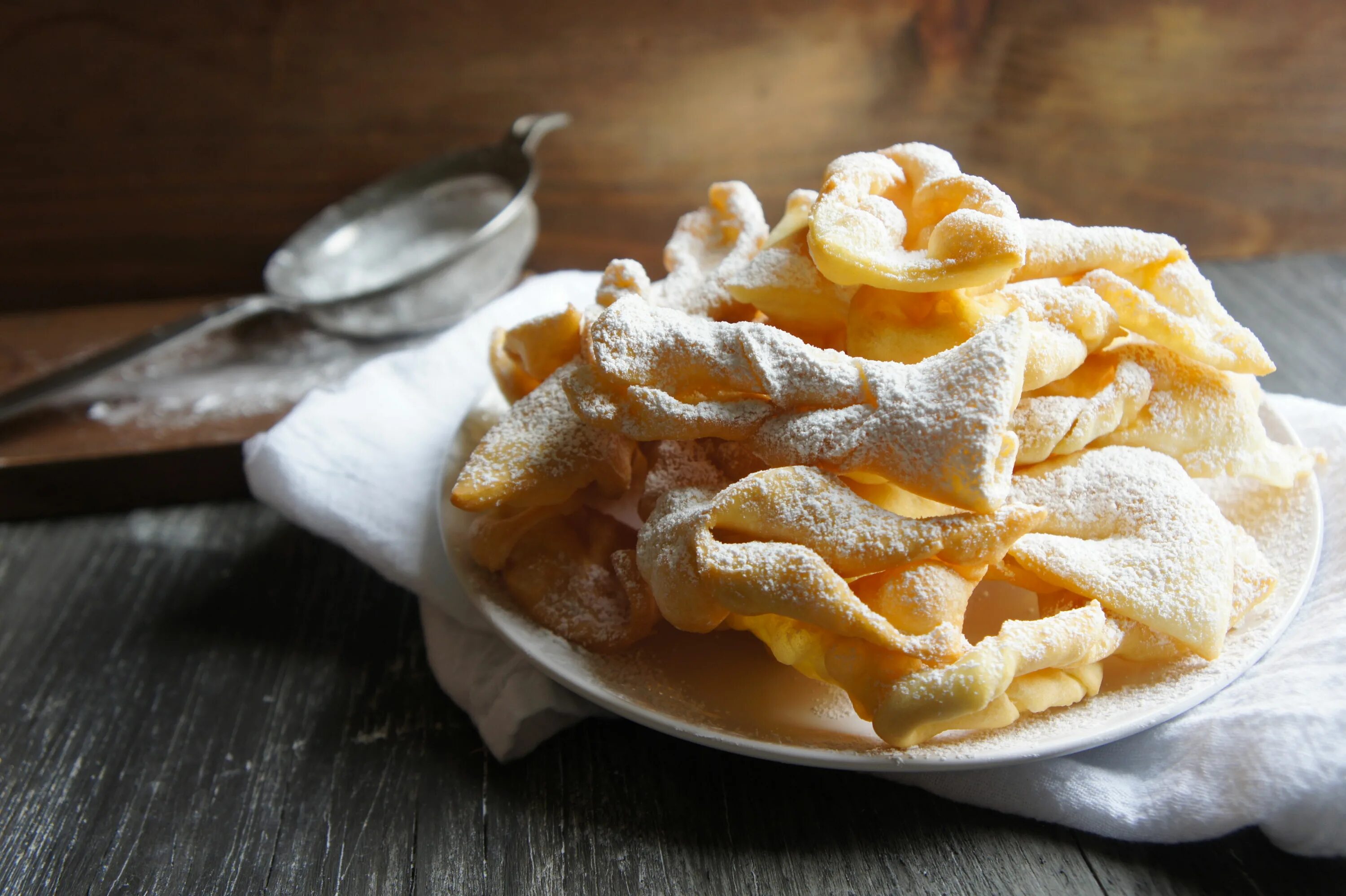 хворост десерт. рецепт хвороста хрустящего без молока. хворост кубанский. хворост на кислом молоке. рецепт хвороста хрустящего без молока.