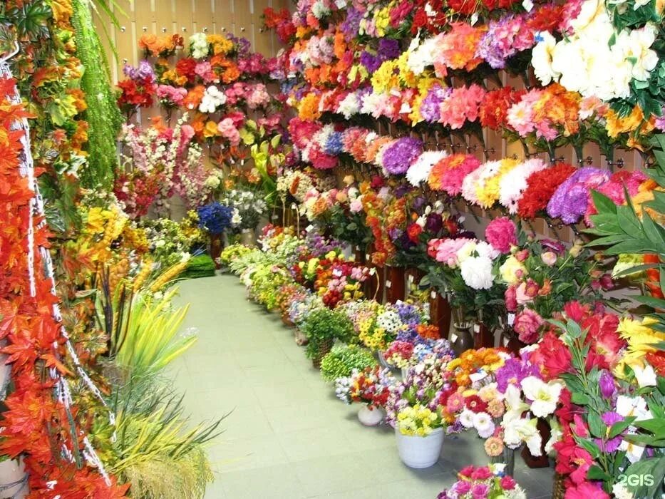 Искусственные цветы. Витрина для искусственных цветов. Рынок искусственных цветов. Магазин искуственных цветов.