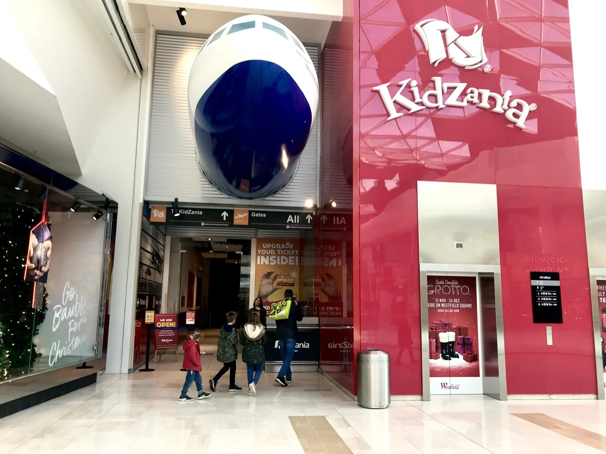 Кидзания купон. KIDZANIA В Москве Авиапарк. Кидзания в Лондоне. Кидзания Корея. Кидзания самолет внутри.