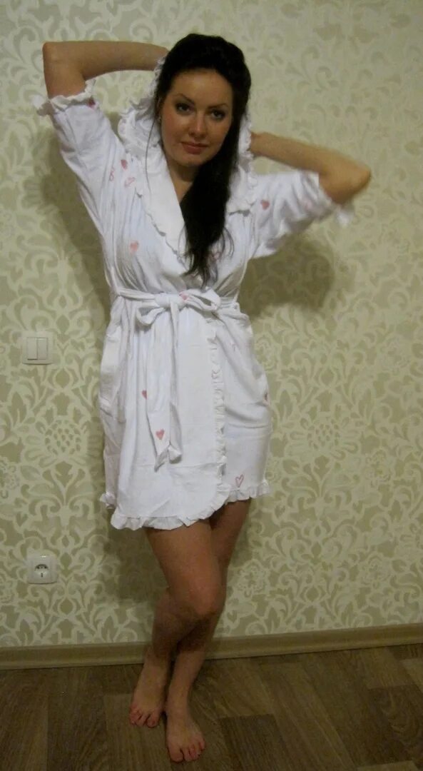 Женщина в халате. Домашняя фотосессия жены. Женщина в домашнем халате. Женщина в халате. Девушка в домашнем халате.