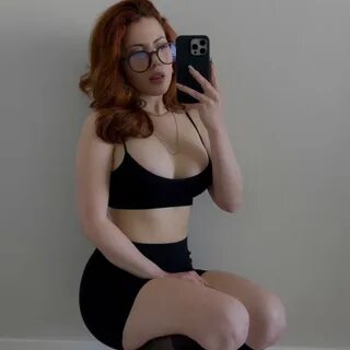 Ayolning yalangoch ulkan saggy kokraklari