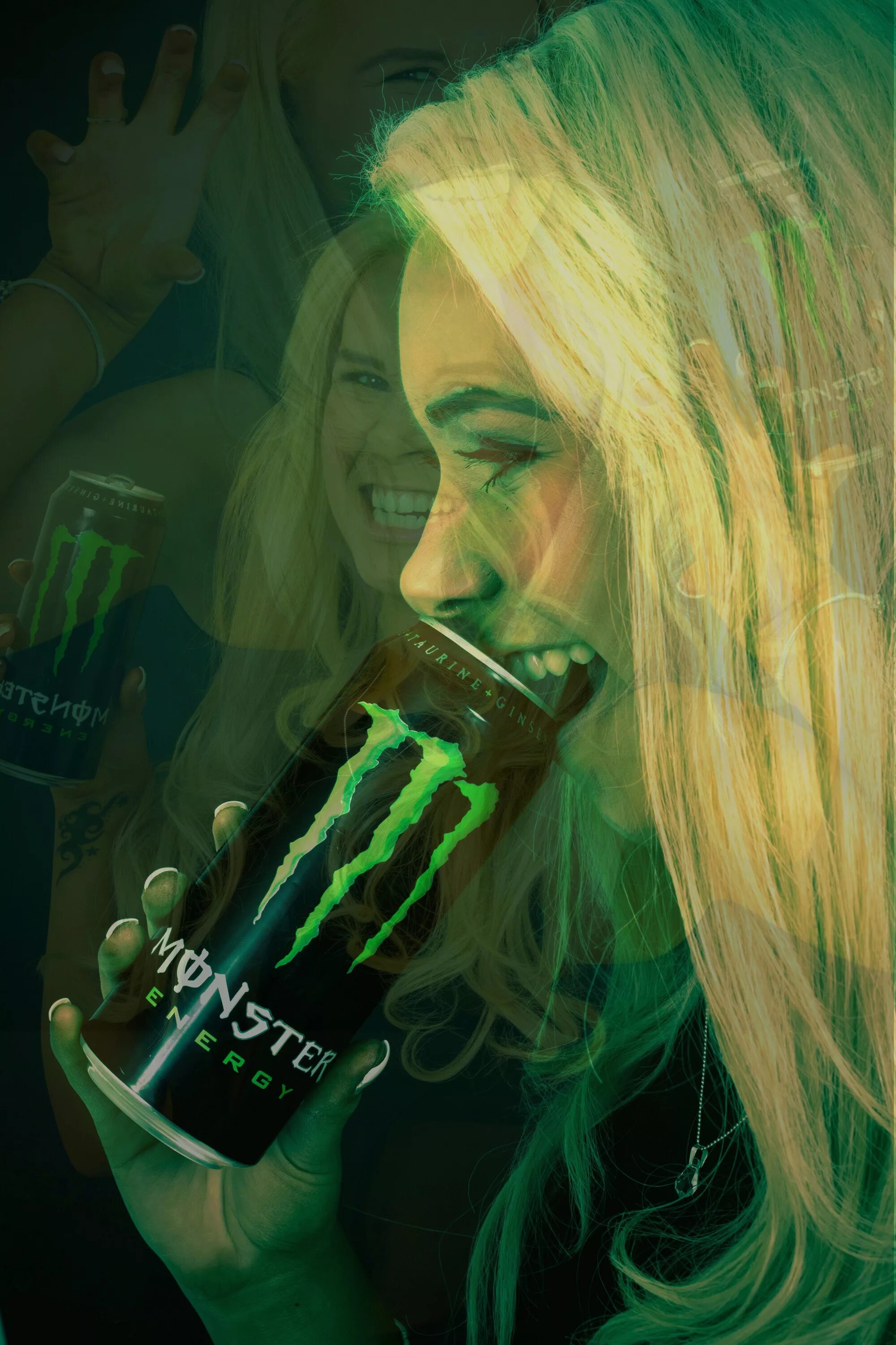 Энергетики девушка. Девушка с энергетиком. Девушка с энергетиком эстетика. Девушка с энергетиком на аву. Девушка пьет энергетик.