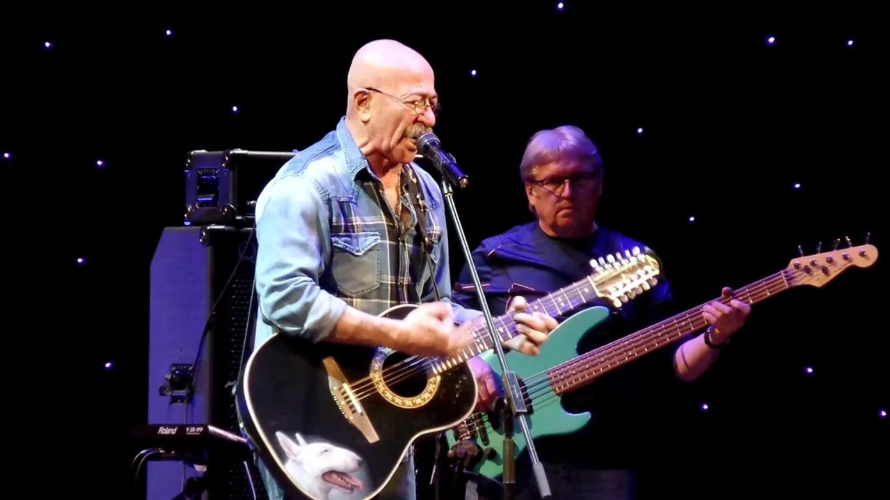 Розенбаум братан. Гитара розенбаума. Розенбаум с братаном сидим на кухне. Розенбаум братан. Розенбаум с братаном сидим на кухне.