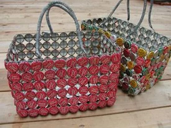 Как сделать сумку из крышек. Корзины из пластмассовых пробок. корзинки из пластиковых пробок. сумка из крышек. сумки из пластиковых крышечек.