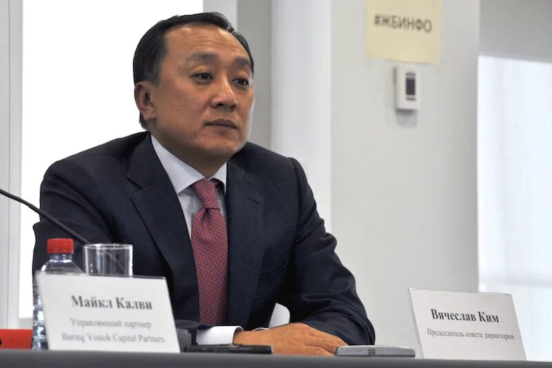 Вышли из совета директоров. Фридман руководитель альфа банка. Александр нестеренко экспобанк. Заседание совета. Совещание.