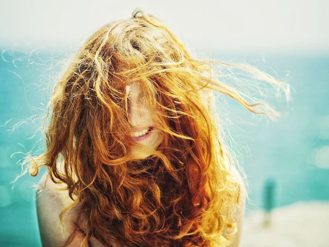 Будь всегда счастливым и смейся. Рыжие кудрявые волосы. Развивающиеся волосы. Растрепанные волосы. Девушка с развевающимися волосами.