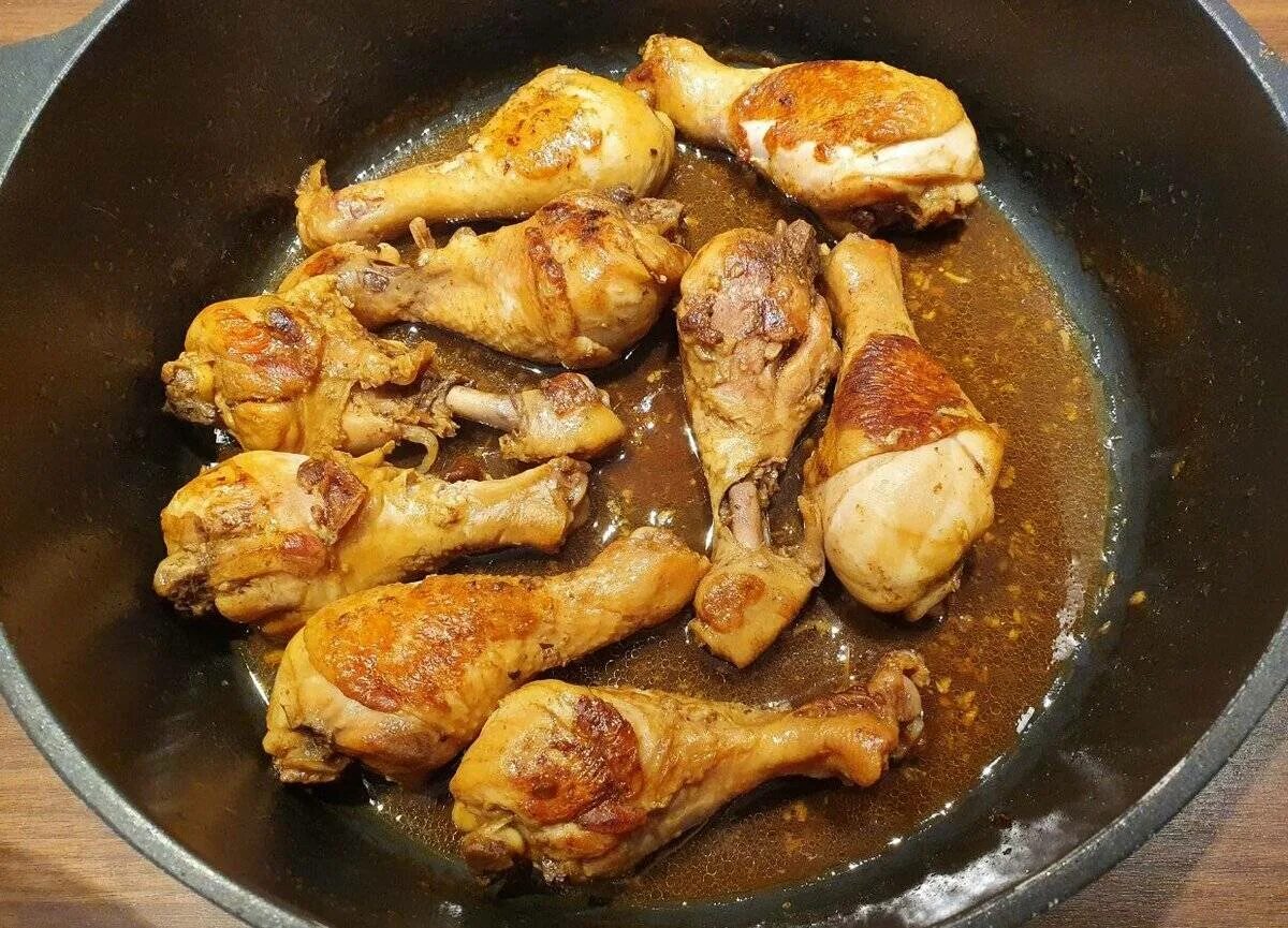 Тушить курицу время. Голень куриная. Голень на сковороде. Куриные голени на сковороде. Куриные голени на сковороде с подливкой.