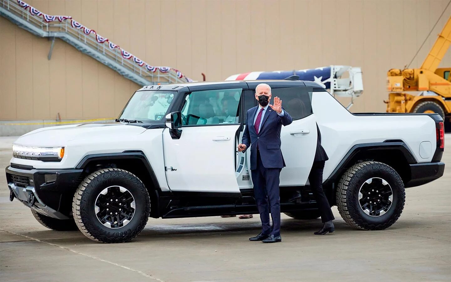 Хаммер ев. GMC Hummer ev 2022. Электро Хаммер 2022. GMC Hummer 2021. Хаммер электрический 2021.