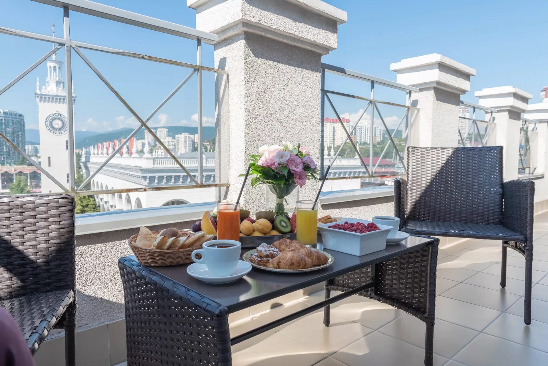 Cosmos sochi hotel 4. Наири сочи. Группа сочи фото. Гранд кристалл групп отель 2 адлер сочи краснодарский край. Группа отелей в сочи.