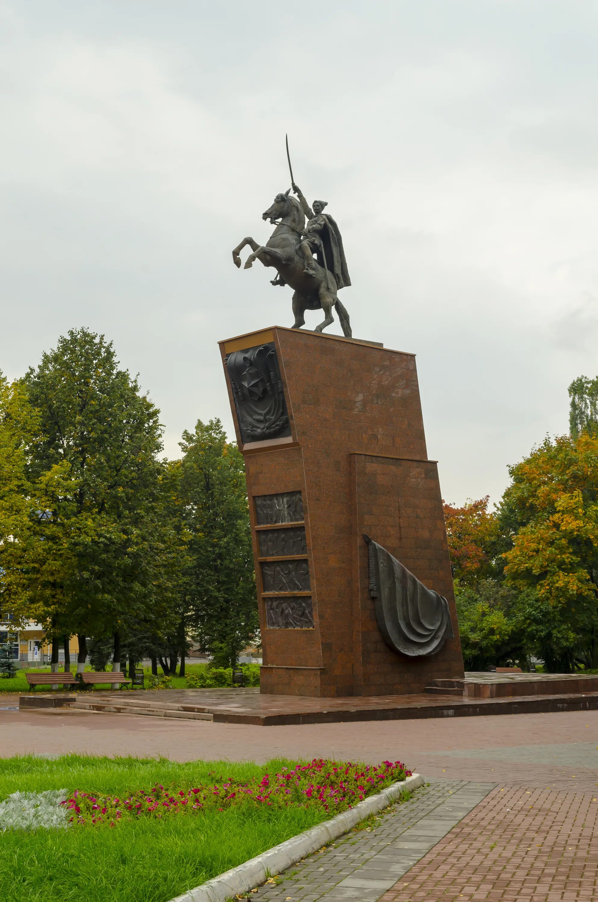 Чапаева и некогоай что случилось. Памятник Чапаеву Чебоксары. Статуя Чапаева в Чебоксарах. Чапаевский памятник Чапаева Чебоксары.