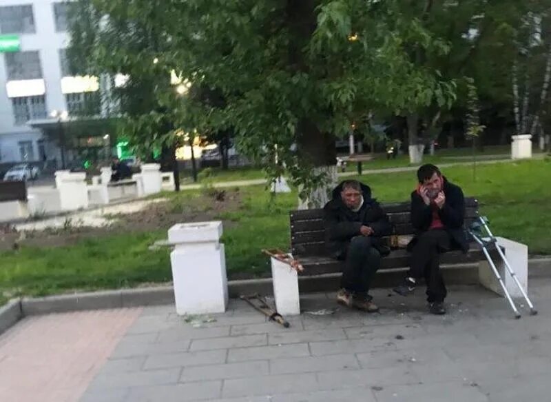 Бомжи на Комсомольской площади. А4 бомж