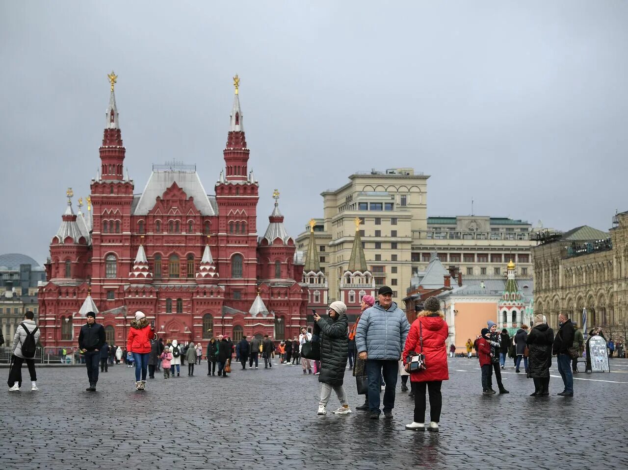 До какого числа закрыта красная площадь. Красная площадь зарядье. манежная площадь москва 2025. прогулка по красной площади в москве. туристы в москве.