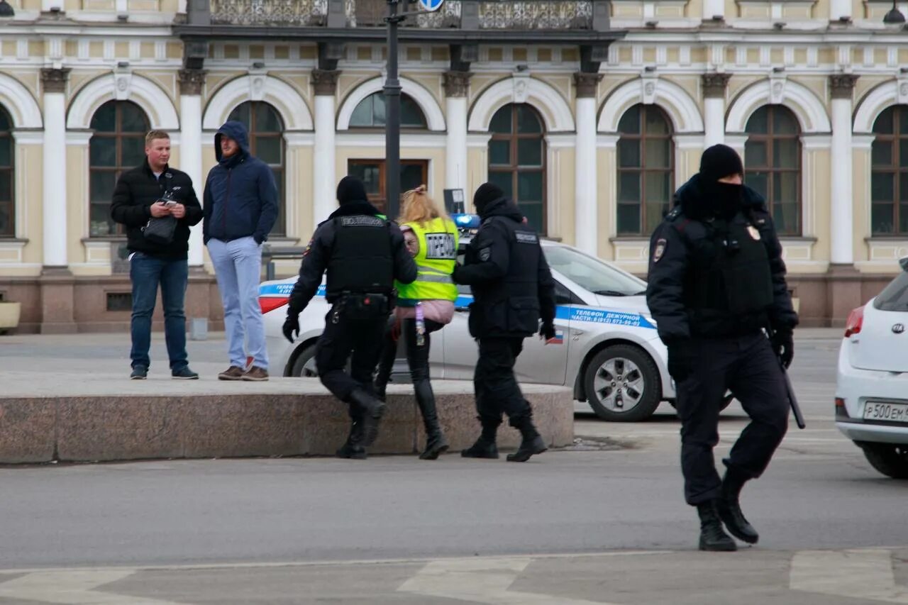 Арестованные полицейские. Автозак полиции. Полиция задержала девушку. Журналисты и полиция.