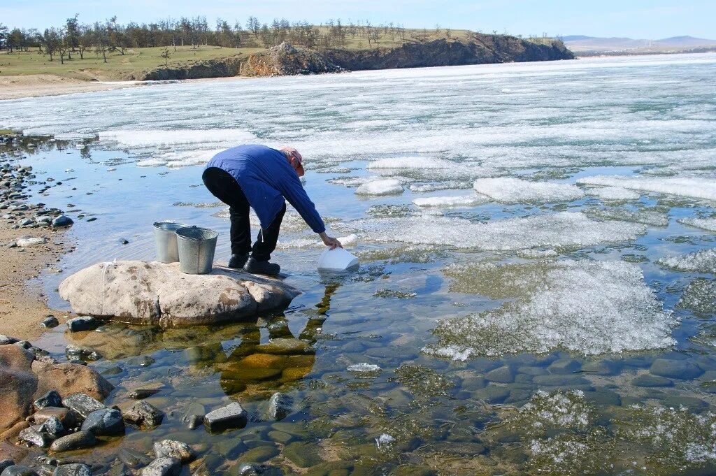 Воду из реки ведром. Вода из Байкала. Вода набранная из Байкала. Набирание воды из реки. Вода из Байкала в Китай.