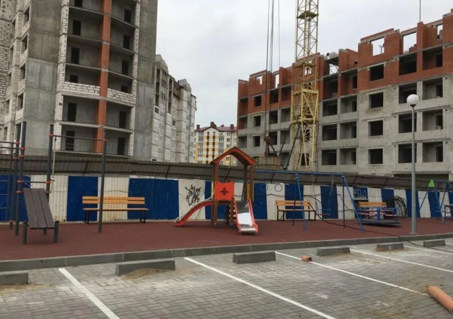 сдача дома в эксплуатацию. строительный объект. сдача дома застройщиком в эксплуатацию. баннер дом сдан. стройка многоквартирного дома.