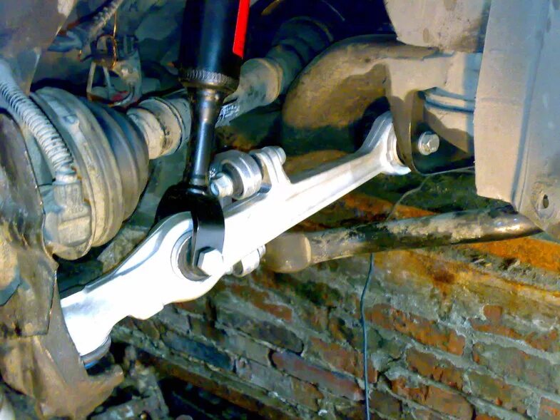 рычаг передний верхний ауди а6 с5. ауди а6 с5 сайлентблок наконечника. подвеска ауди а6 с8. передние рычаги ауди а6 с5. рычаг подвески а6.