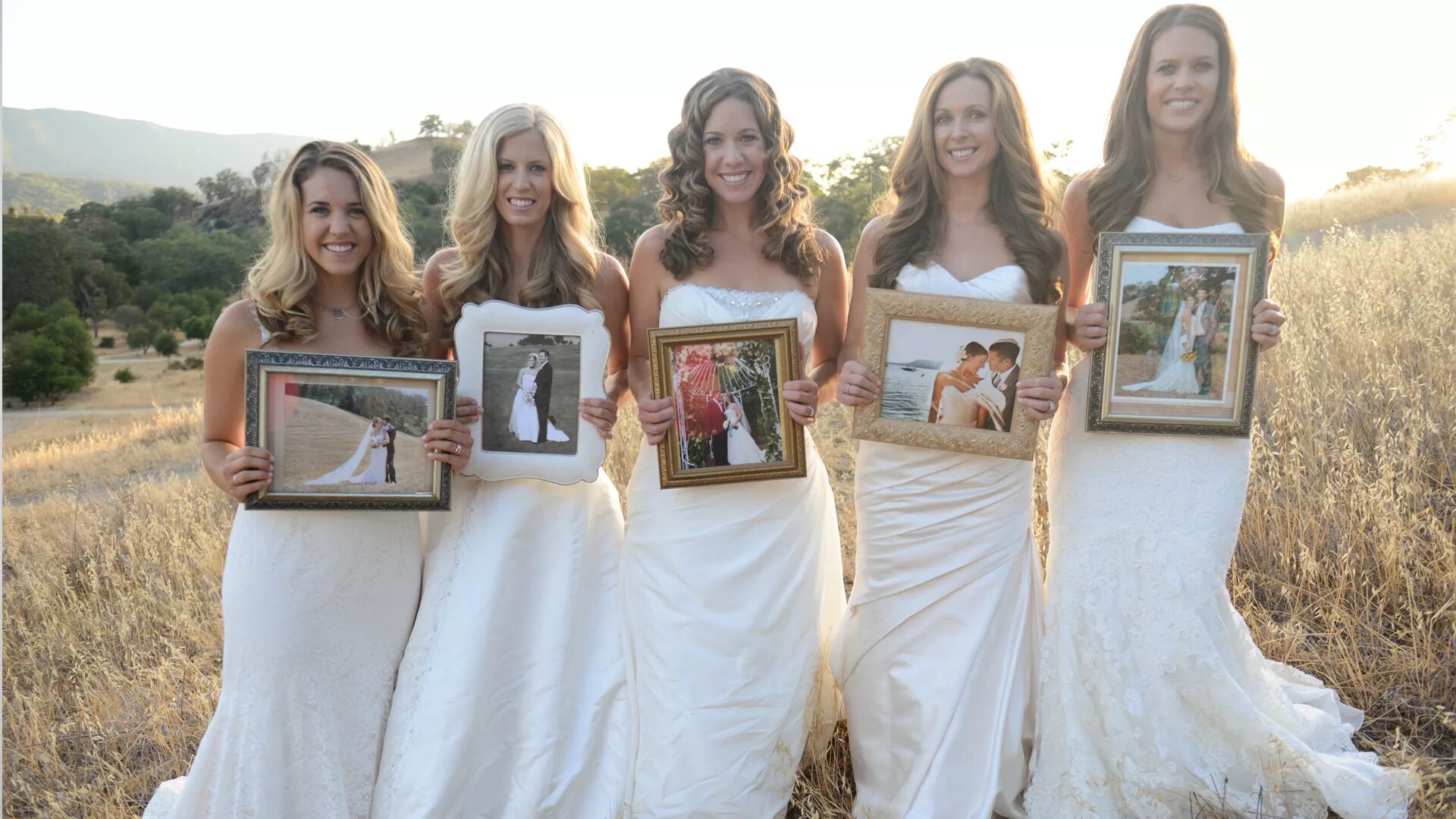 Пятерым сестрам. Фотосессия 5 сестер. Фотосессия каждый год. Фотосессия сестёр пятерых. Каждый год фотографироваться в свадебном платье.