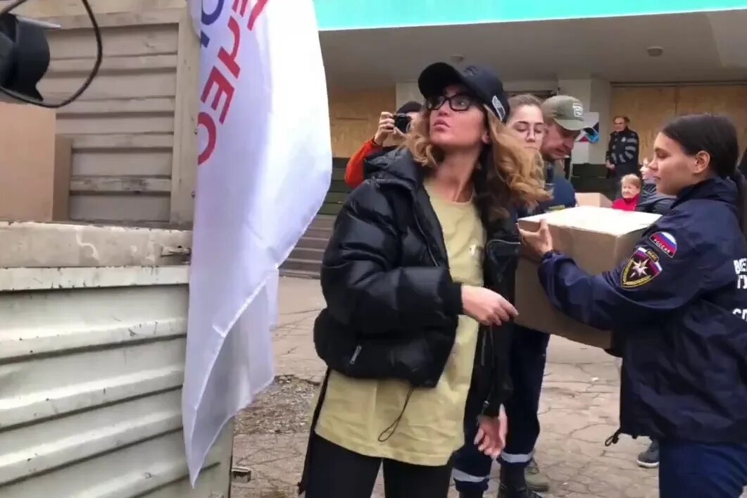 Бузова на донбассе. Бузова приехала на донбасс. полиция днр.
