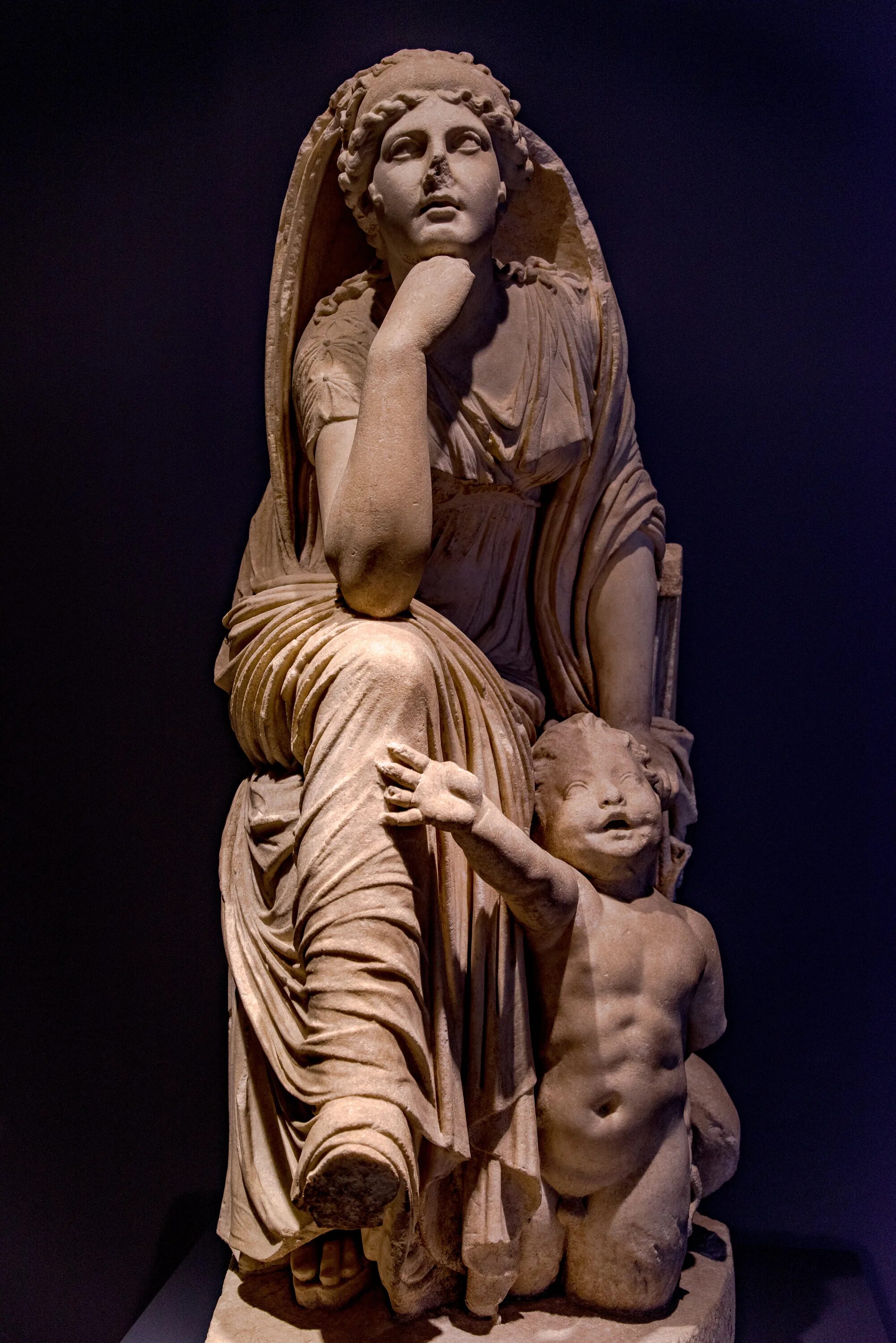 Mother stone. Скульптуры. Античные статуи детей. Скульптура мать и дитя. Скульптуры на римской.