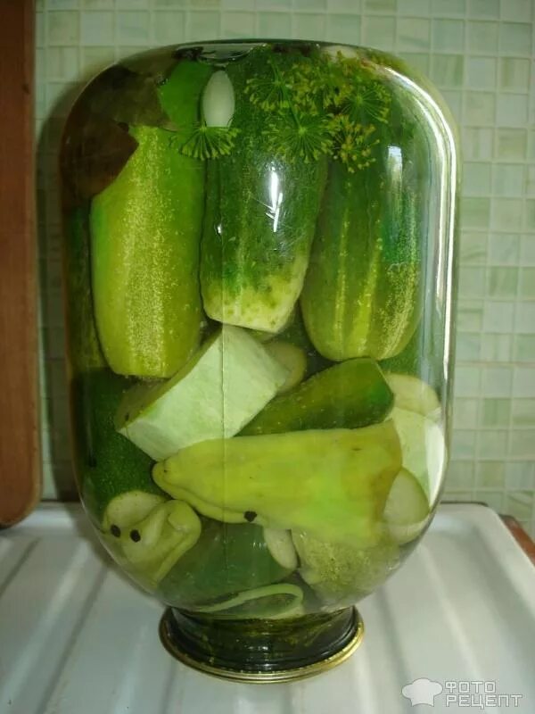 Кабачки огурцы на зиму ассорти. Маринованные огурцы с кабачками. Овощной салат в банке. Ассорти огурцы кабачки. Ассорти огурцы помидоры патиссоны на зиму.