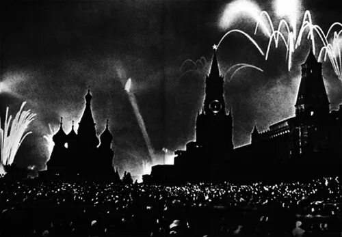 Салют в орле и белгороде в 1943. 5 августа 1943 — освобождение орла и белгорода, первый салют в москве. 5 августа 1943 — освобождение орла и белгорода, первый салют в москве. Салют победы красная площадь 1945г. Салют победы 1945 года на красной площади в москве.
