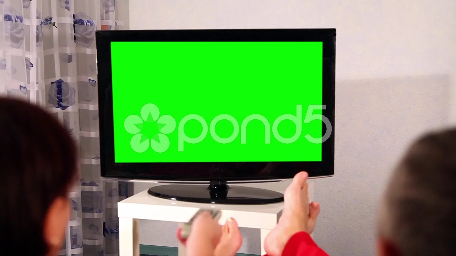 Телевизор стал зеленым. Телевизор с зеленым экраном. Много телевизоров Green Screen. Старый телевизор Green Screen. Зеленый экран телевизора в комнате.