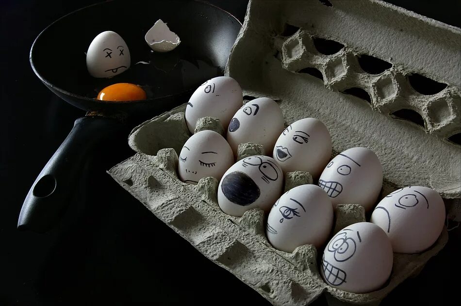 Яйца гудят. Прикольные пасхальные яйца. Веселые яйца. Прикольные яйца на Пасху. Яйцо в крутую.